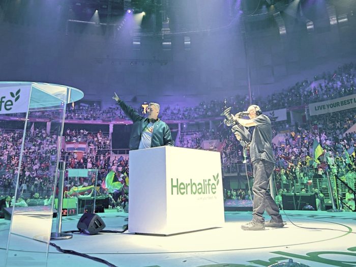 Moderátor firemní konference v aréně — Herbalife
