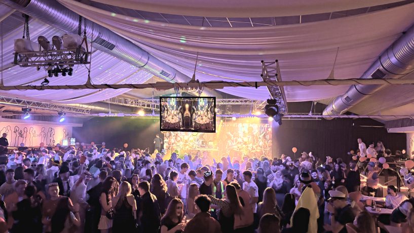 Halloween seznamovák — Pardubice — moderátor Ondra Vodný