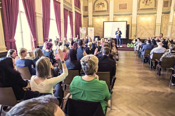 Konference — moderátor Ondra Vodný